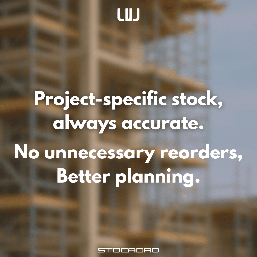 Der Text auf dem unscharfen Baustellenhintergrund lautet: Projektspezifischer Bestand, immer genau. Keine unnötigen Nachbestellungen, bessere Planung. Das Stocadro-Logo befindet sich unten.