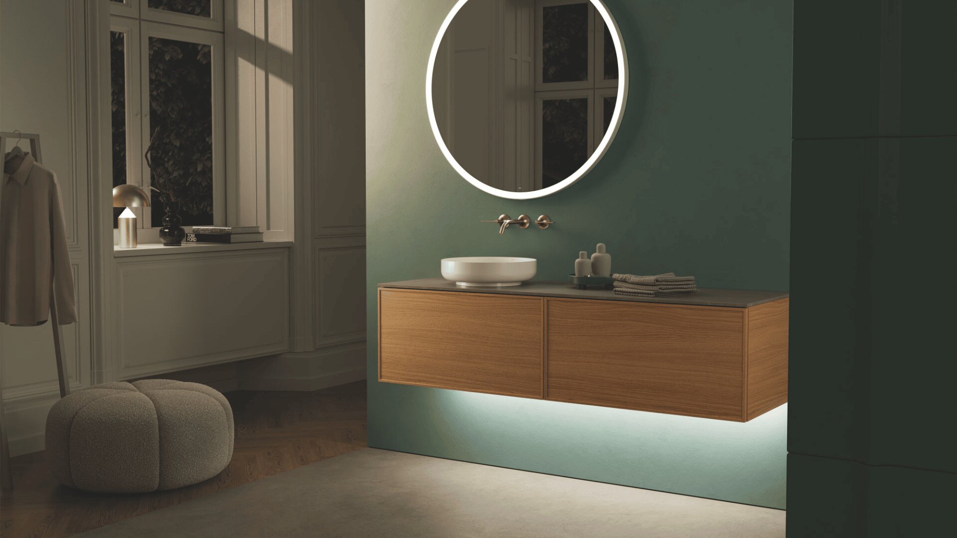 Ein modernes Badezimmer mit einem schwebenden Waschtisch aus Holz, einem Waschbecken und einem Wasserhahn an der Wand. Ein runder, hintergrundbeleuchteter Spiegel hängt darüber. Eine sanfte Beleuchtung und ein Ottoman-Pouf schaffen eine gemütliche, minimalistische Atmosphäre.