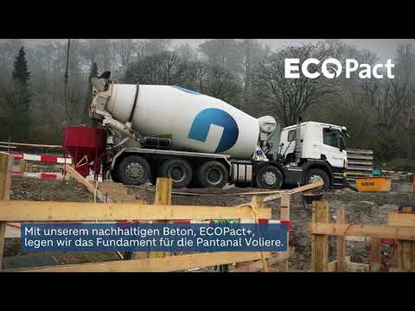Ein Zementmischer gießt auf einer Baustelle Beton ein. Der Text lautet: Mit unserem nachhaltigen Beton, ECOPact+, legen wir das Fundament für die Pantanal Voliere. Das ECOPact+-Logo ist in der oberen rechten Ecke zu sehen.