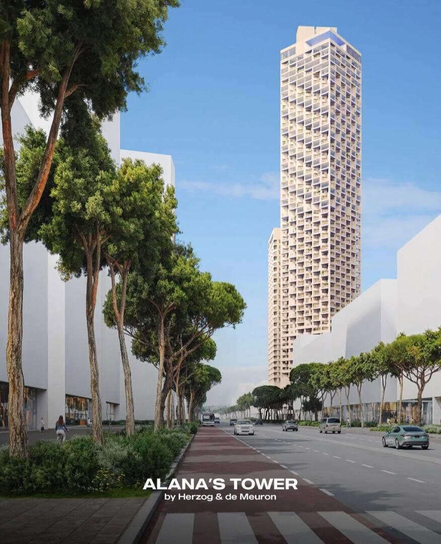 Ein hoher, moderner Wolkenkratzer mit einer strukturierten Fassade steht zwischen kürzeren weißen Gebäuden, die von grünen Bäumen entlang einer breiten, leeren Straße gesäumt werden. Der Text am unteren Rand lautet: "ALANAS TOWER" von Herzog & de Meuron.