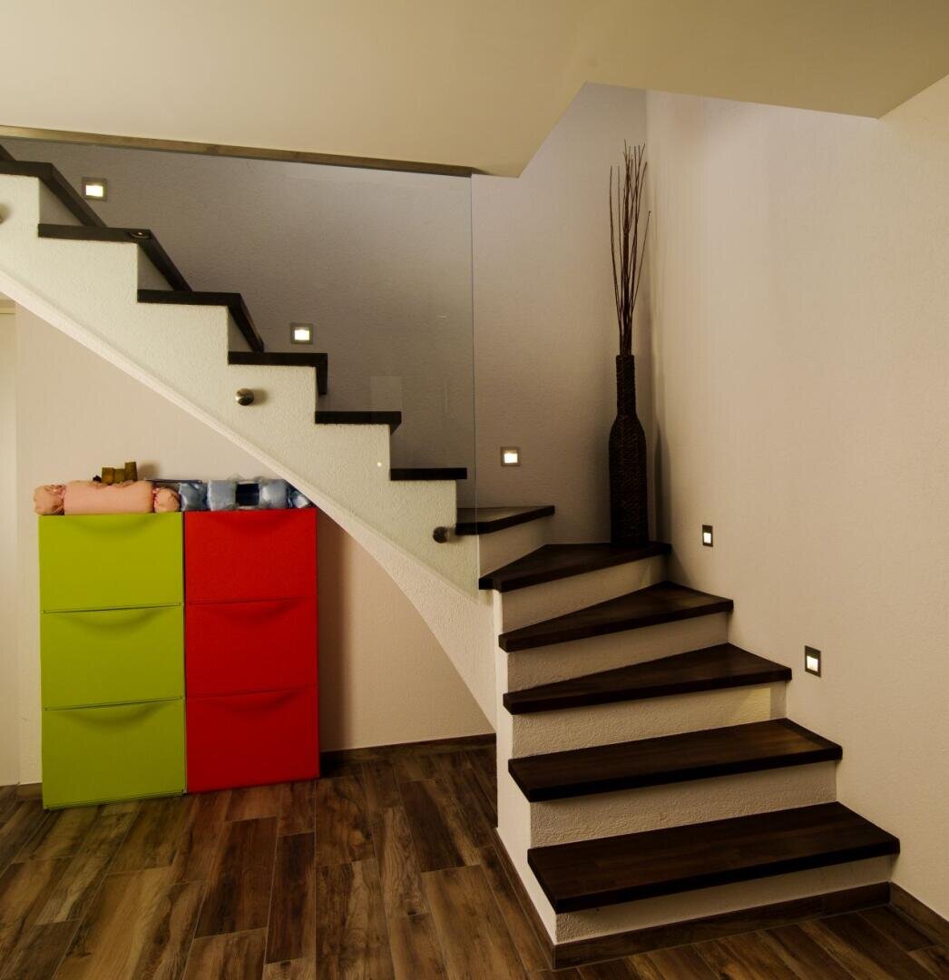 Un escalier avec une armoire verte et rouge.