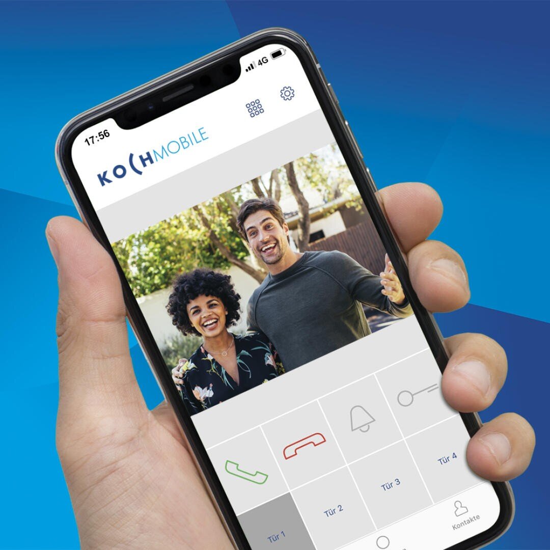Une main tient un smartphone qui affiche un appel vidéo avec un couple souriant à l'extérieur. L'écran affiche des icônes d'appel, de message et de carillon, ainsi que des options intitulées Porte 1, Porte 2, Porte 3 et Contacts.