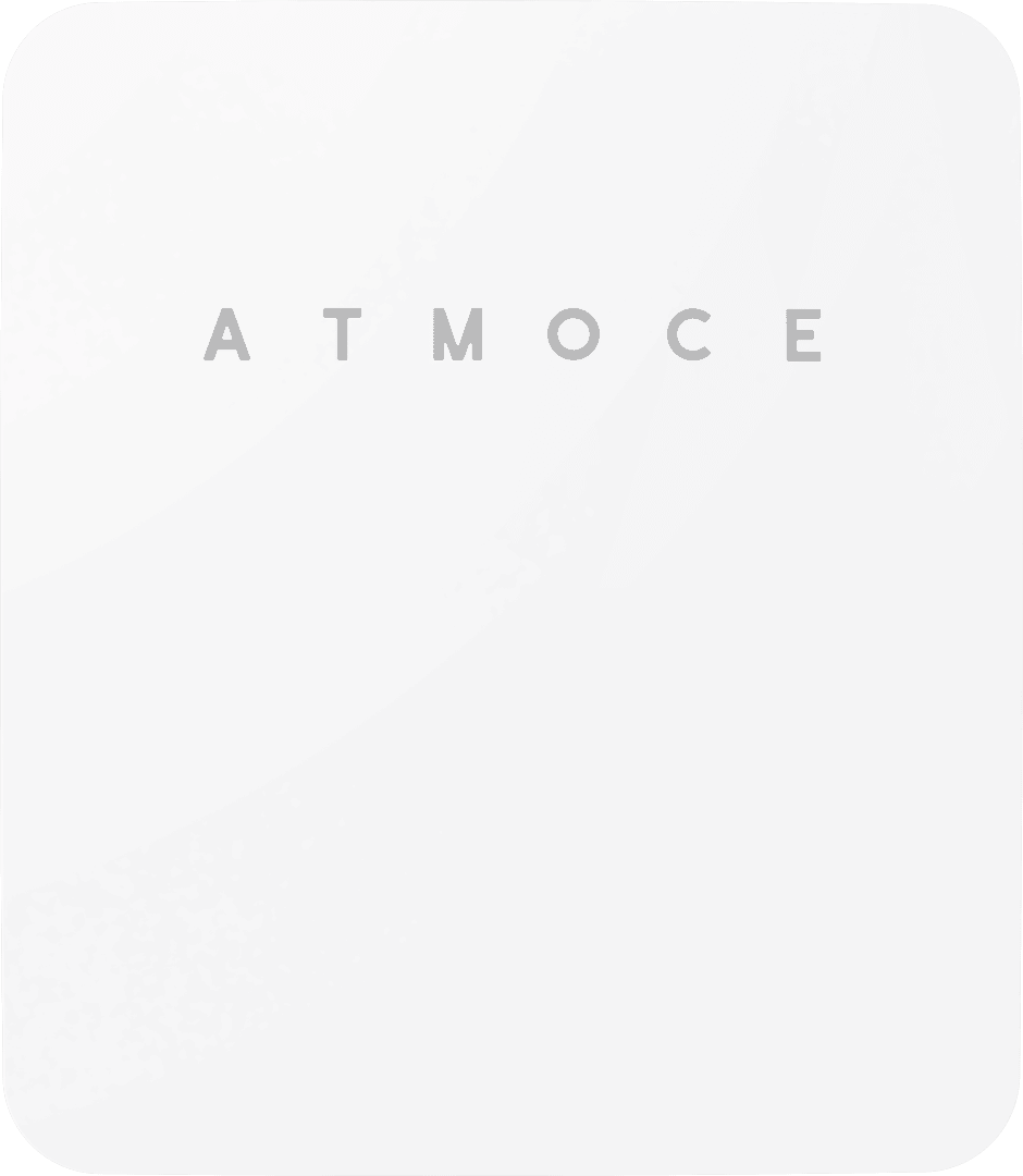Das Wort ATMOCE ist in grauen Großbuchstaben auf einem schlichten weißen Hintergrund zentriert.