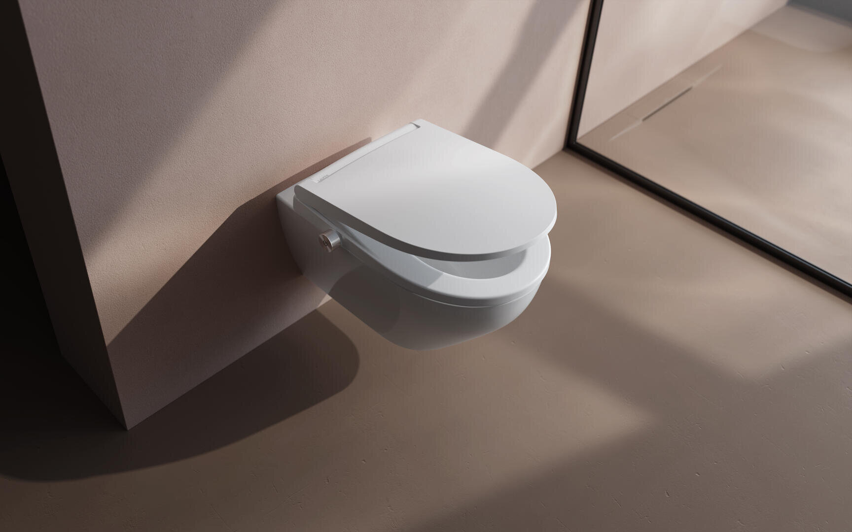 Ein modernes, minimalistisches weißes Wand-WC mit geschlossenem Deckel ist an einer hellbeigen Wand in einem sauberen, zeitgenössischen Badezimmer mit passendem Boden und einer Duschabtrennung aus Glas angebracht.