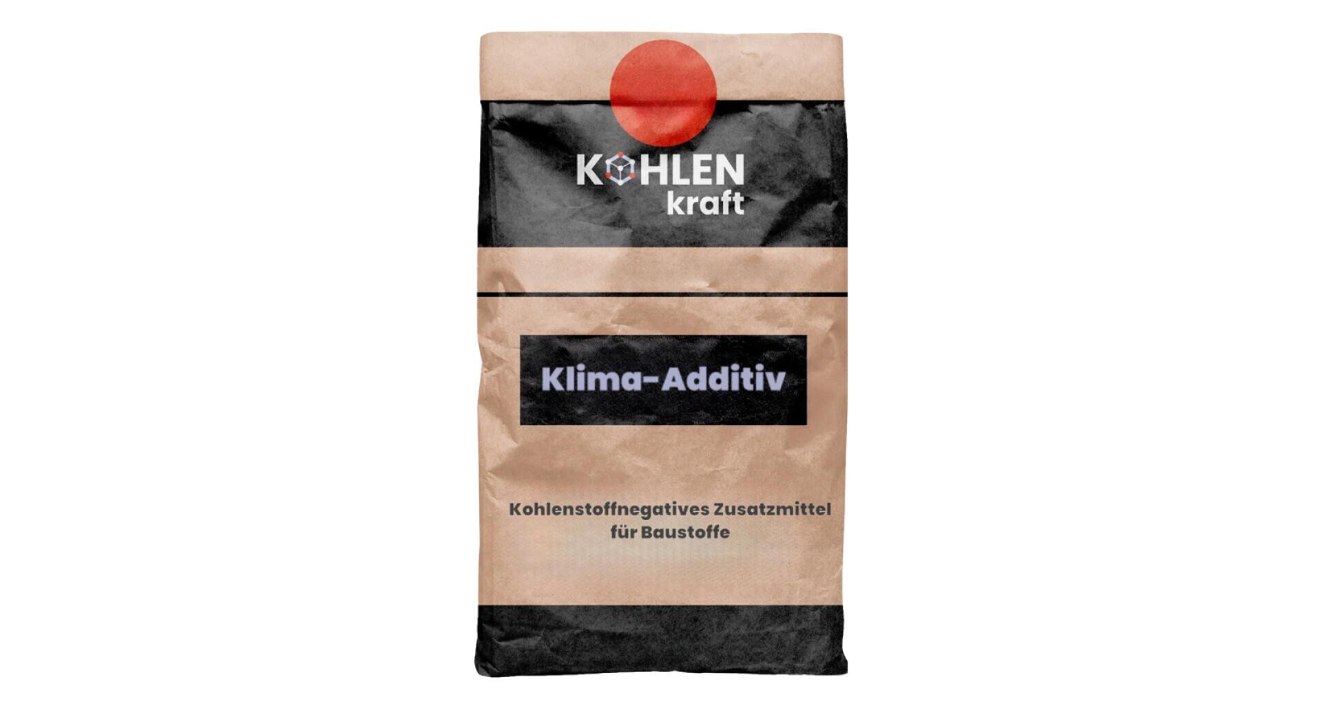 Eine braune Papiertüte mit der Aufschrift "KOHLENkraft" mit einem roten Kreis oben und der Aufschrift "Klima-Additiv" in der Mitte. Der Text darunter lautet: "Kohlenstoffnegatives Zusatzmittel für Baustoffe".