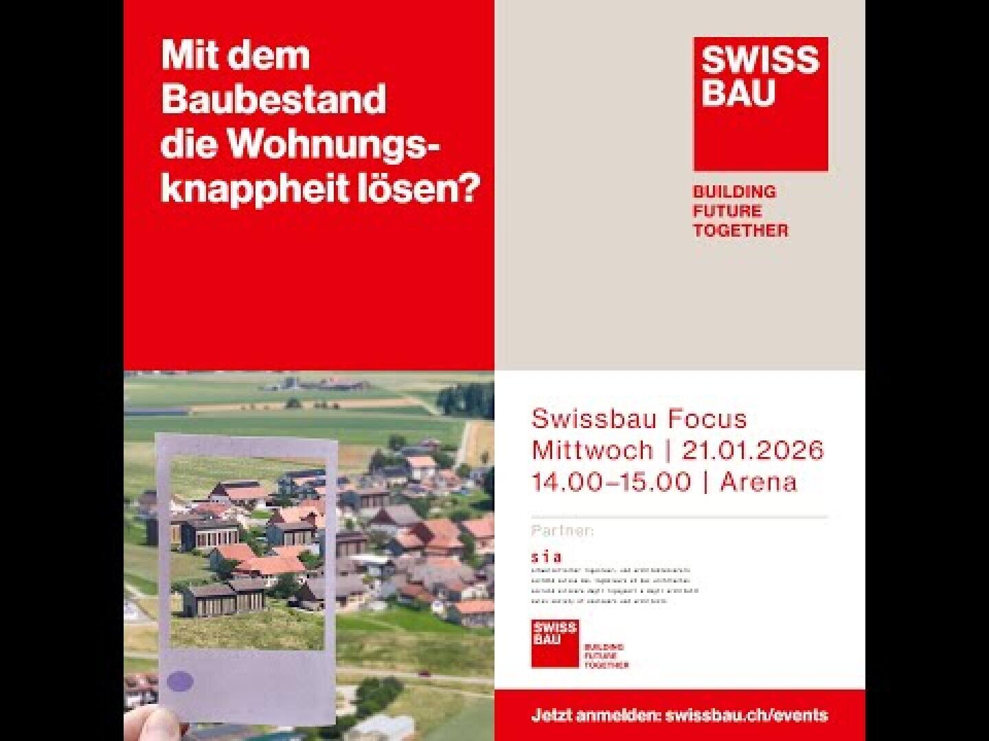 Ein Veranstaltungsflyer für die Swissbau zeigt ein rot-weisses Design, eine Frage auf Deutsch zur Lösung der Wohnungsnot, eine Hand, die ein Bild von Gebäuden über einer Stadt hält, und die Veranstaltungsdaten für den 21. Januar 2026, von 14:00-15:00 Uhr.