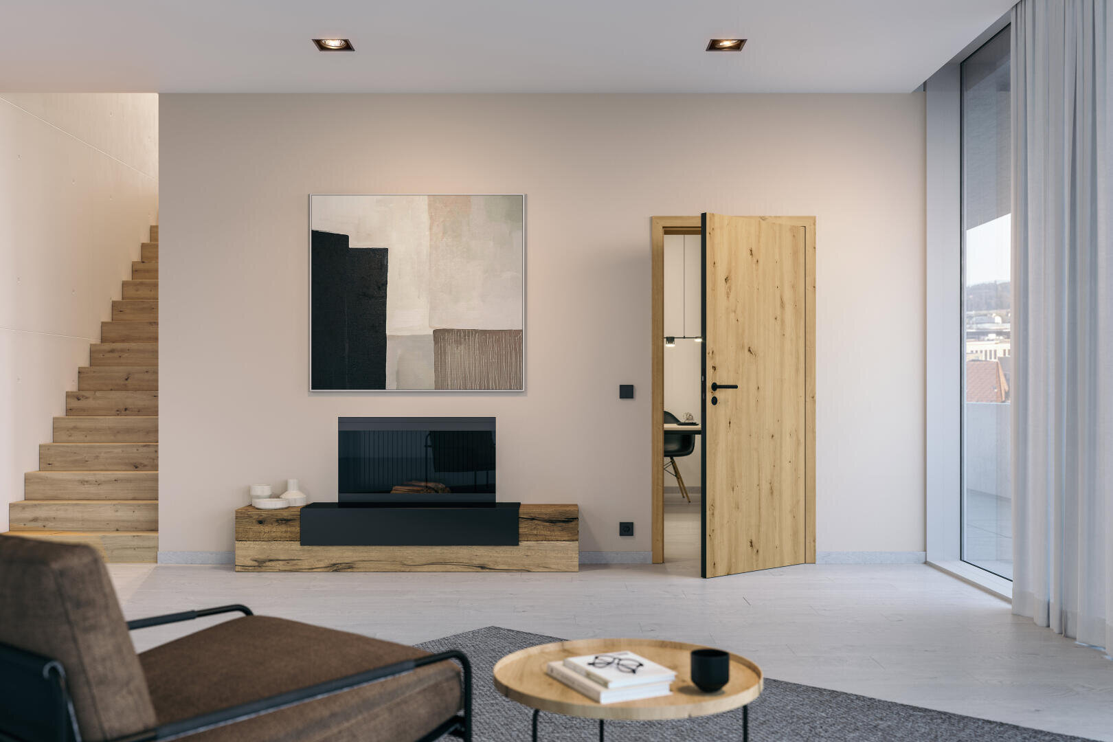 Modernes Wohnzimmer mit hellen Wänden, Holztreppe auf der linken Seite, einem großen abstrakten Gemälde, einem Fernseher auf einem Holzständer, einer offenen Holztür, einem runden Couchtisch und bodentiefen Fenstern mit transparenten Vorhängen.