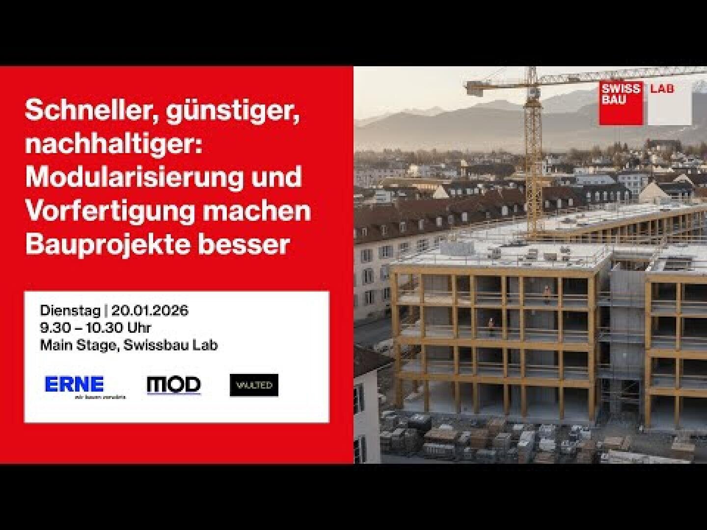 Eine Baustelle mit einem großen, im Bau befindlichen Gebäude und einem Kran. Ein Text in deutscher Sprache wirbt für eine Veranstaltung des Swissbau Lab zum Thema Modularisierung im Bauwesen, mit Datum, Uhrzeit und Logos der Veranstalter am unteren Rand.