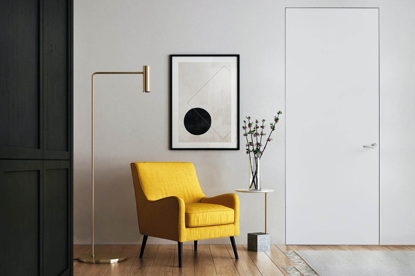 Ein moderner Wohnbereich mit einem gelben Sessel, einer goldenen Stehlampe, abstrakter gerahmter Kunst und einem kleinen weißen Tisch mit einer Vase mit Zweigen. Der Raum hat helle Wände, einen Holzfußboden und eine geschlossene weiße Tür.