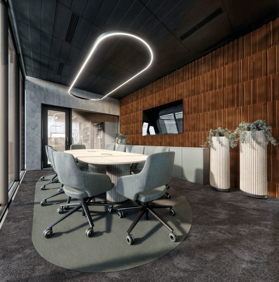 Salle de conférence moderne avec une table ronde, six chaises bleu clair sur roulettes, un mur d'accent en bois, de grandes plantes en pot, un écran fixé au mur et un éclairage unique au plafond. Fenêtres allant du sol au plafond sur la gauche.