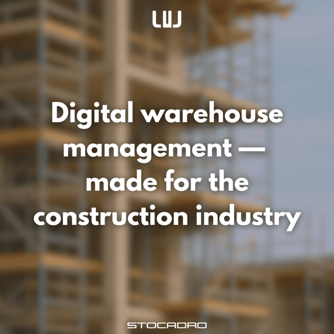 Der Text auf einem unscharfen Baustellenhintergrund lautet: Digitale Lagerverwaltung - gemacht für die Bauindustrie. Logos LWJ oben und STOCADRO unten.