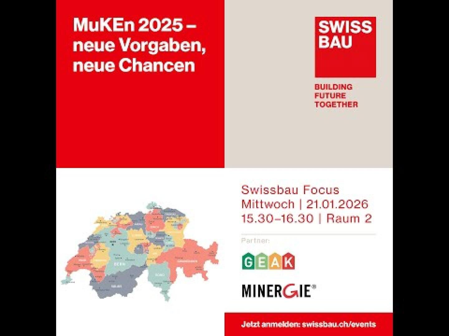 Rot-weisses Veranstaltungsplakat der Swissbau mit Text über die MuKEn 2025, neue Vorschriften und Möglichkeiten. Mit Datum (21.01.2026), Uhrzeit, Logos der Partner (GEAK, Minergie) und einer verschiedenfarbigen Schweizerkarte.