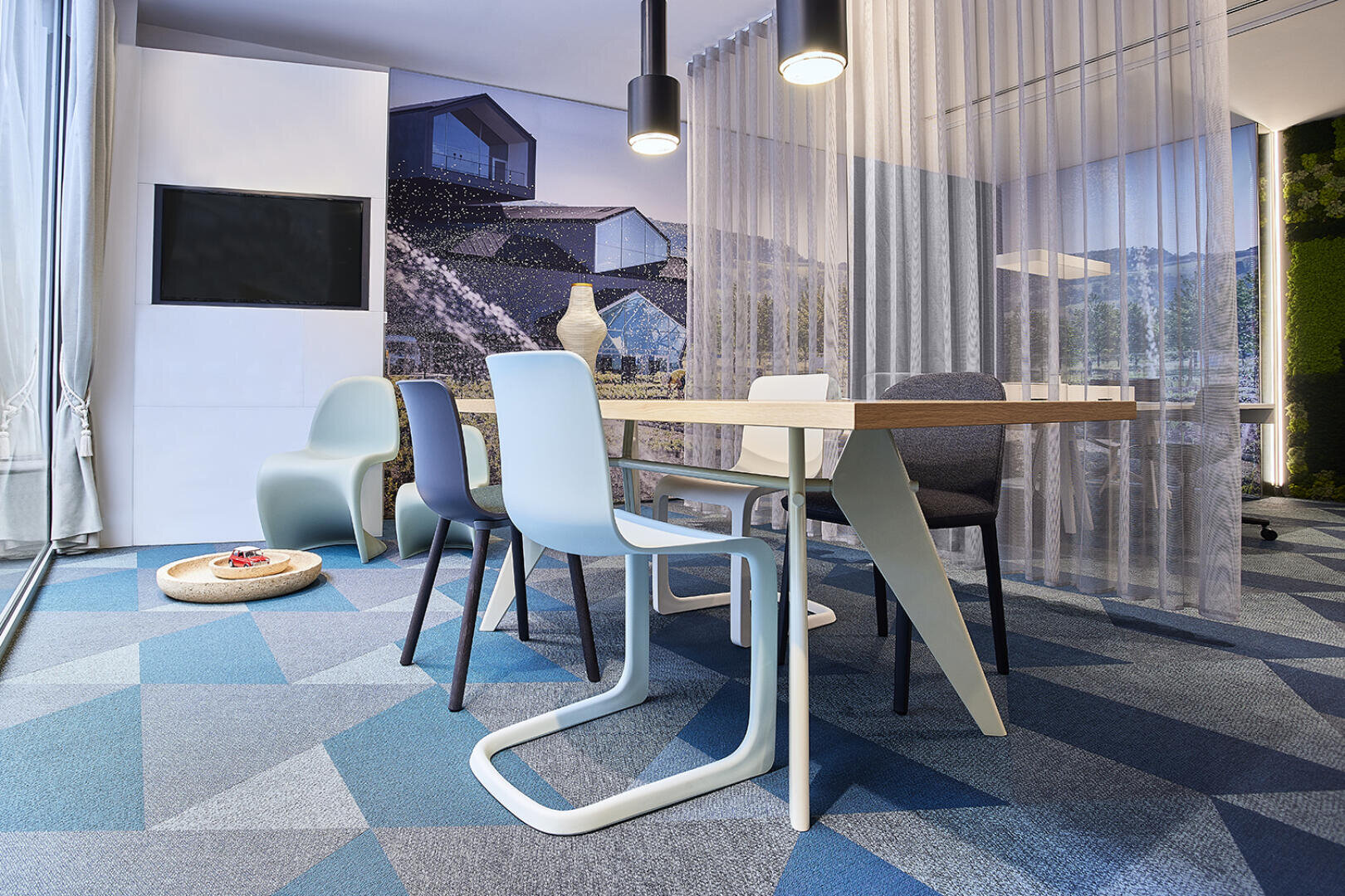 Ein moderner Büroraum mit einem geometrischen blauen Teppich, stilvollen Stühlen um einen Holztisch, einem Fernseher an der Wand, durchsichtigen Vorhängen und einem Haustierbett mit Spielzeug auf dem Boden. An der Wand ist eine Wandmalerei mit modernen Häusern zu sehen.