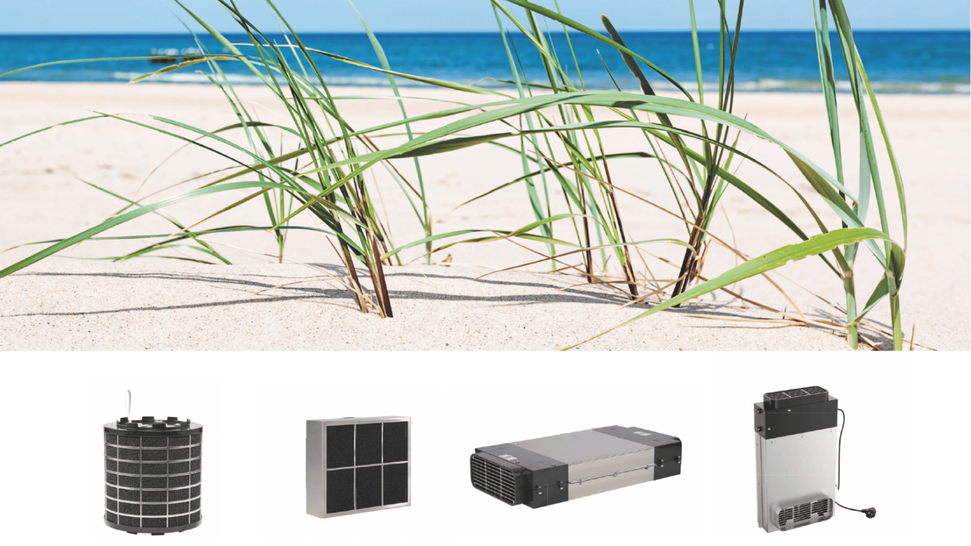 Grünes Strandgras wächst im Sand in der Nähe des Ozeans unter einem klaren blauen Himmel. Unterhalb der Szene sind vier verschiedene Arten von Industriefiltern oder Luftreinigern in einer Reihe auf weißem Hintergrund abgebildet.