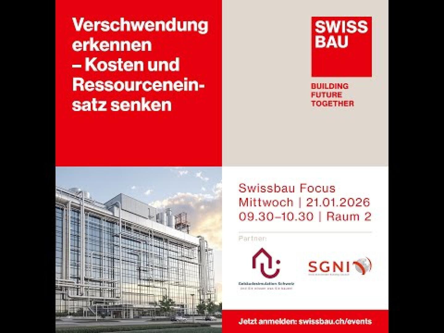 Ein Swissbau-Veranstaltungsplakat mit roten, weißen und grauen Bereichen. Der Text wirbt für eine Veranstaltung zum Thema Kostensenkung und Ressourcenverbrauch, mit Veranstaltungsdetails, Partnerlogos und einem Bild eines modernen Gebäudes.