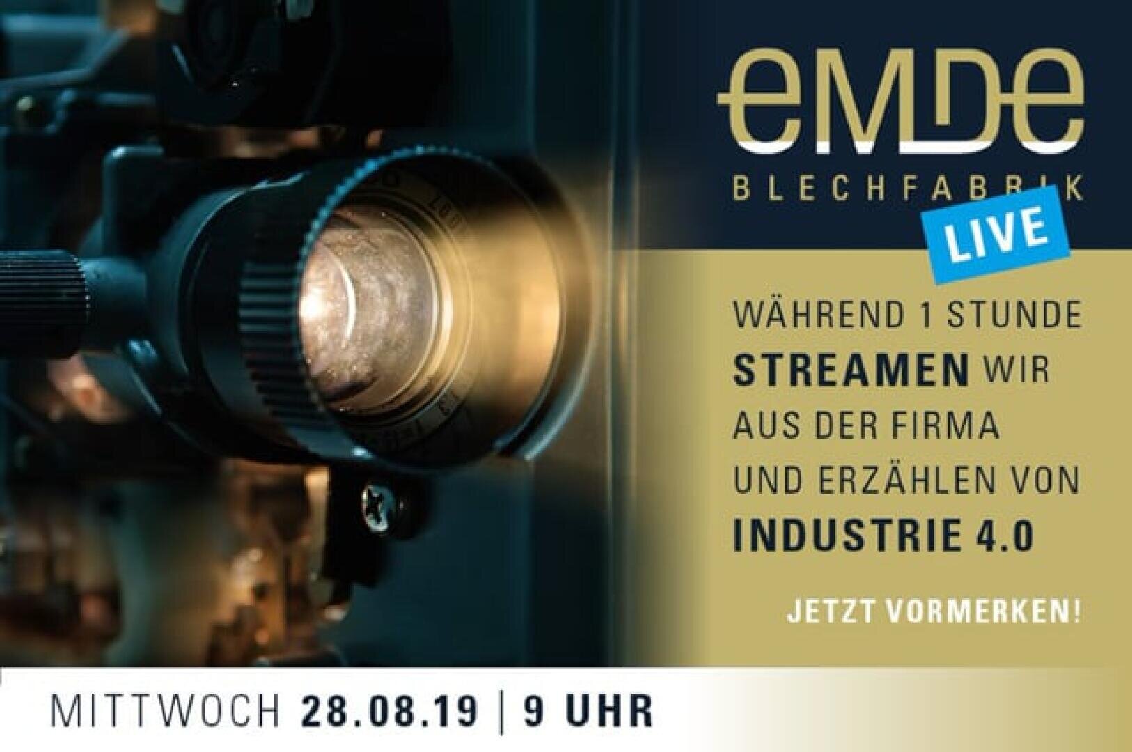 Nahaufnahme einer Filmkamera auf der linken Seite. Rechts kündigt ein Text einen Live-Stream der Emde Blechfabrik zum Thema Industrie 4.0 an, der für Mittwoch, den 28.08.19 um 9 Uhr geplant ist.