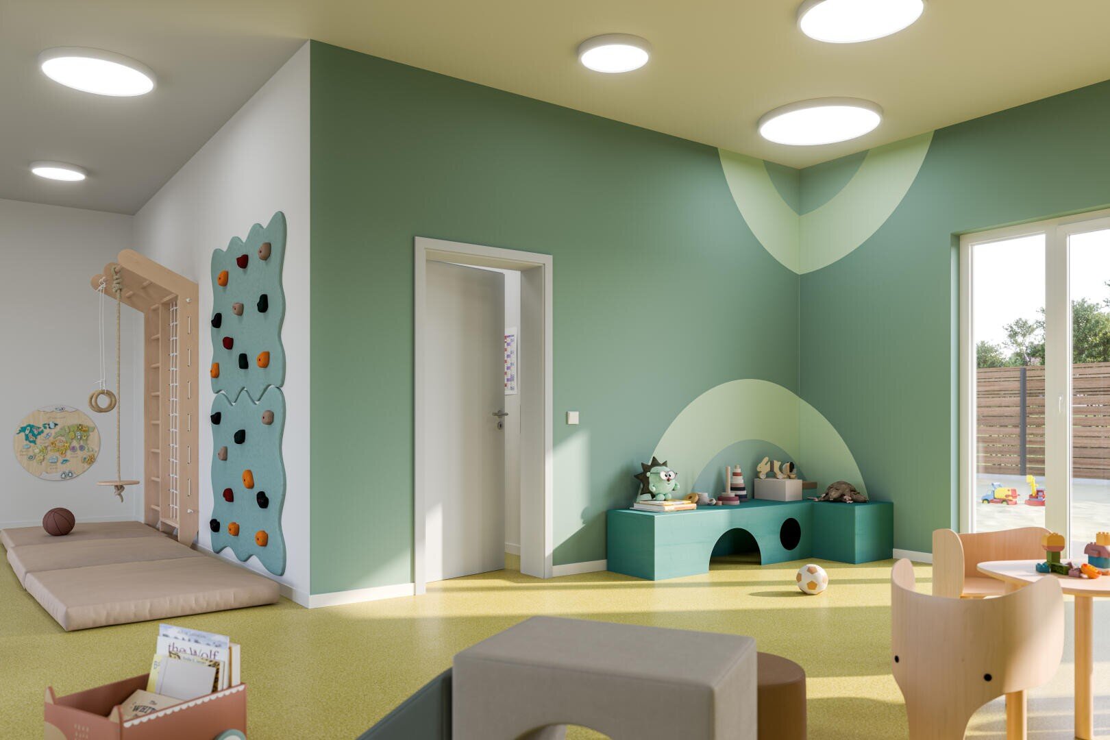 Ein helles, modernes Spielzimmer mit grünen und gelben Wänden, einer Kletterwand, Spielmatten, Spielzeug, kleinen Tischen und Stühlen und natürlichem Licht, das durch große Fenster einfällt. Ein eingezäunter Außenbereich ist von außen sichtbar.