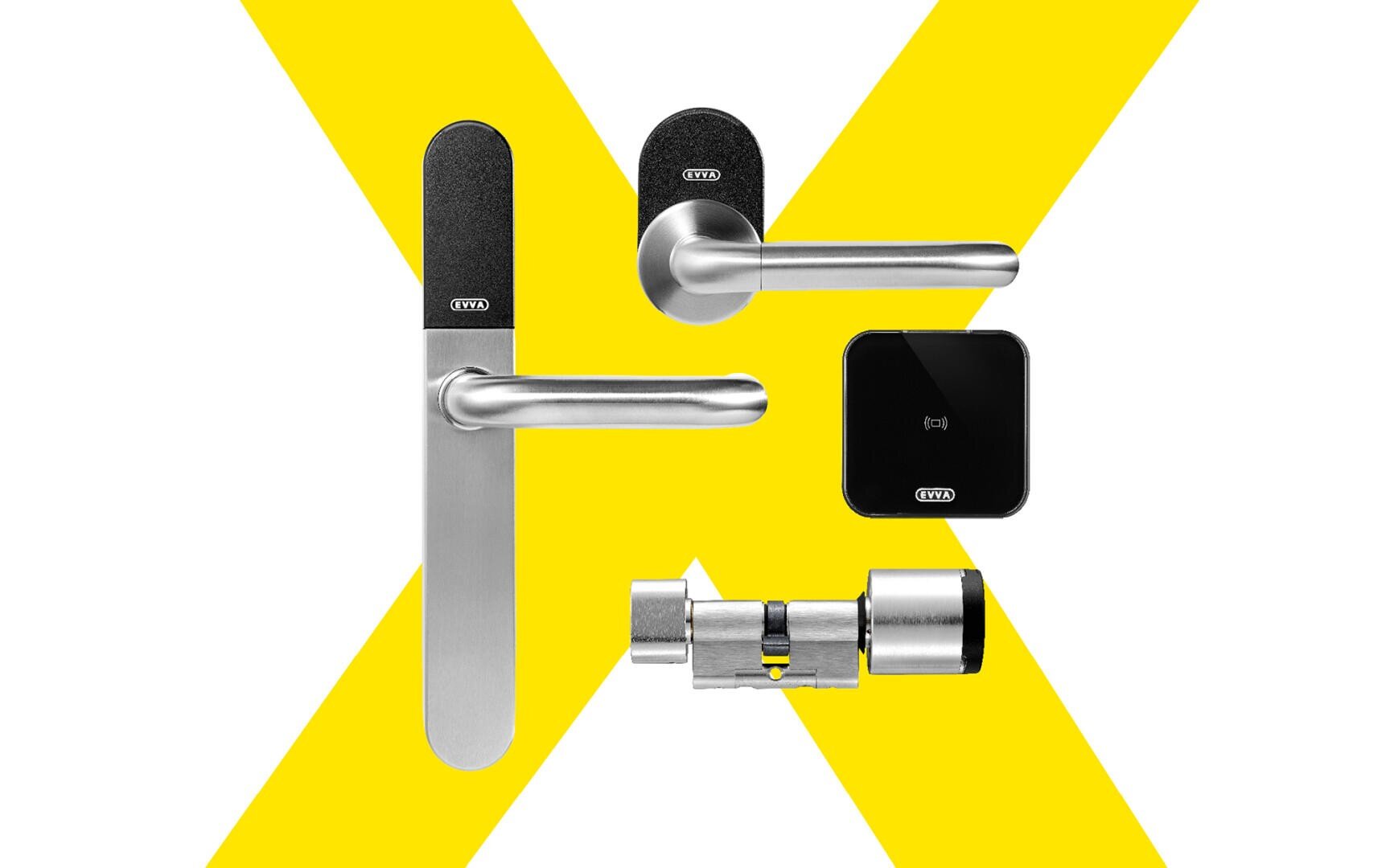 Eine Reihe von modernen Metalltürgriffen, ein zylindrisches Schloss und ein schwarzes, quadratisches Smart Device sind auf einem weißen Hintergrund mit einem großen gelben X dahinter angeordnet.