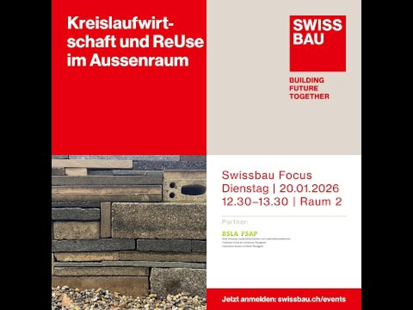 Ein Veranstaltungsplakat in deutscher Sprache für den Swissbau Focus 2026 zeigt Textblöcke und ein Foto von gestapelten Steinen. Veranstaltungsdetails, Datum, Uhrzeit und Partnerlogos werden in einem rot-grauen Farbschema dargestellt.