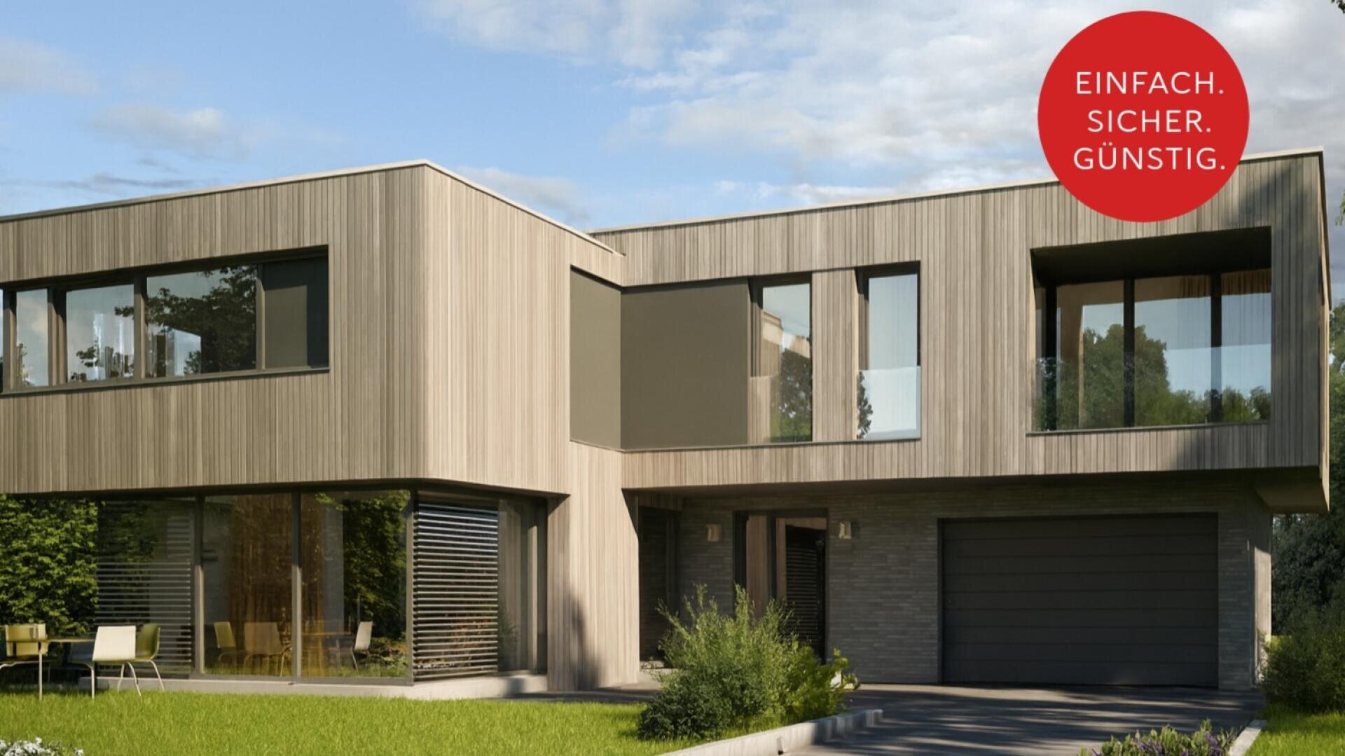 Modernes zweistöckiges Haus mit Holzfassade, großen Fenstern und einer Garage; umgeben von Grünflächen unter blauem Himmel. Ein roter Kreis in der oberen rechten Ecke enthält den Text EINFACH. SICHER. GÜNSTIG.