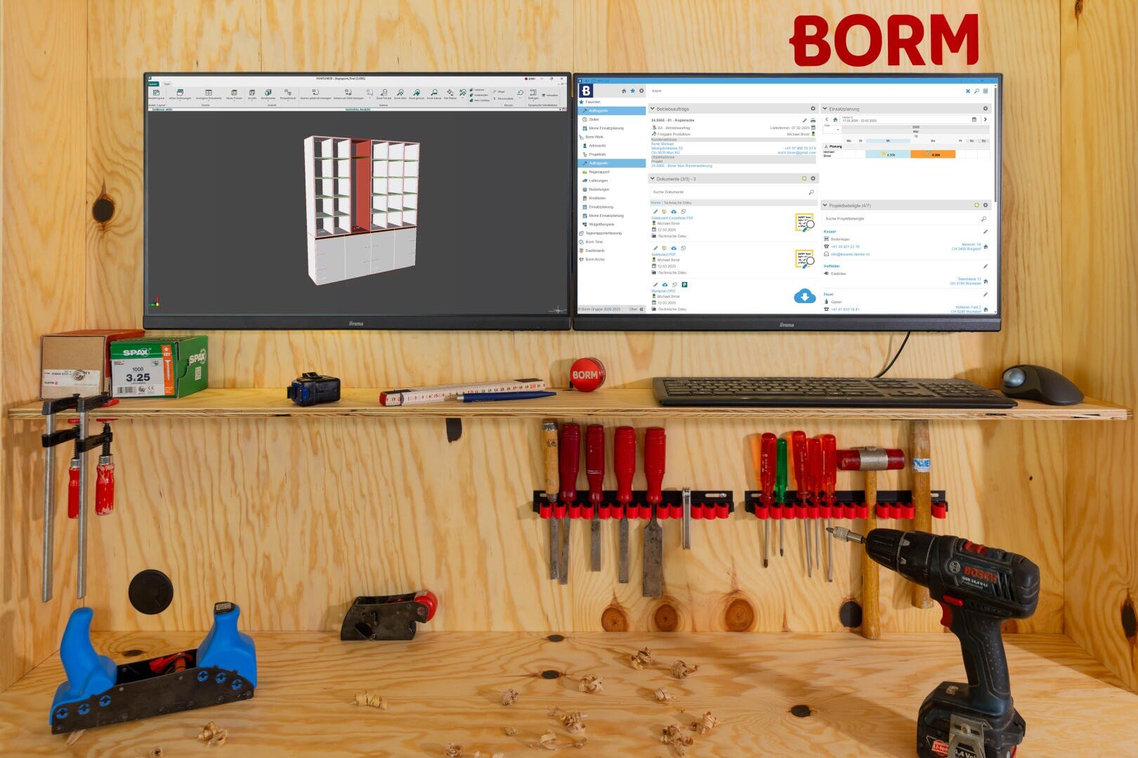 Eine hölzerne Werkbank mit Handwerkzeugen, einer Bohrmaschine und Holzspänen. Darüber zeigen zwei Monitore 3D-Modellierungssoftware und ein Projektmanagement-Tool an. Das Wort BORM steht in roter Schrift an der Wand.