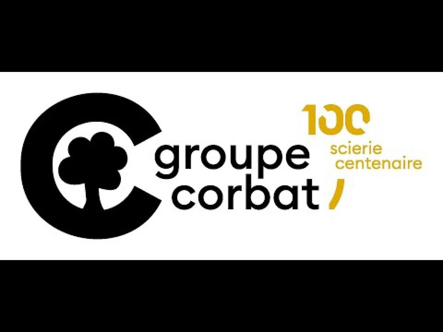 Logo du Groupe Corbat avec un grand C noir dans lequel se trouve un arbre, l'inscription groupe corbat et 100 scierie centenaire en jaune sur fond blanc bordé de noir.