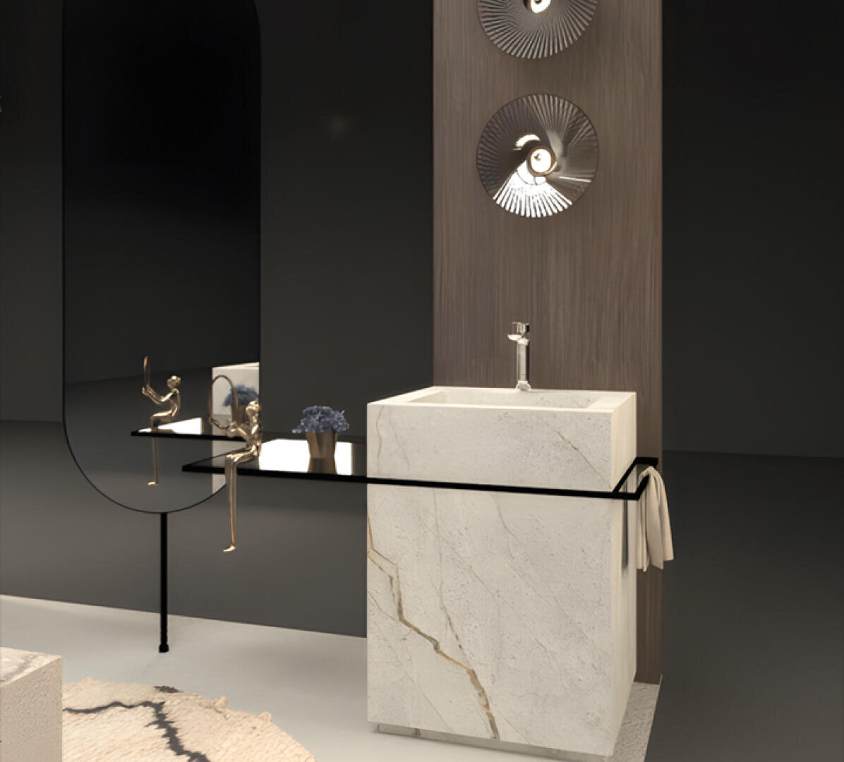 Ein modernes Badezimmer verfügt über ein Marmorwaschbecken mit goldenen Armaturen, ein schwarz gerahmtes Glasregal mit einer kleinen Skulptur und metallische Wandkunst, die sich vor einer dunklen Wand mit einem vertikalen Spiegel abhebt.