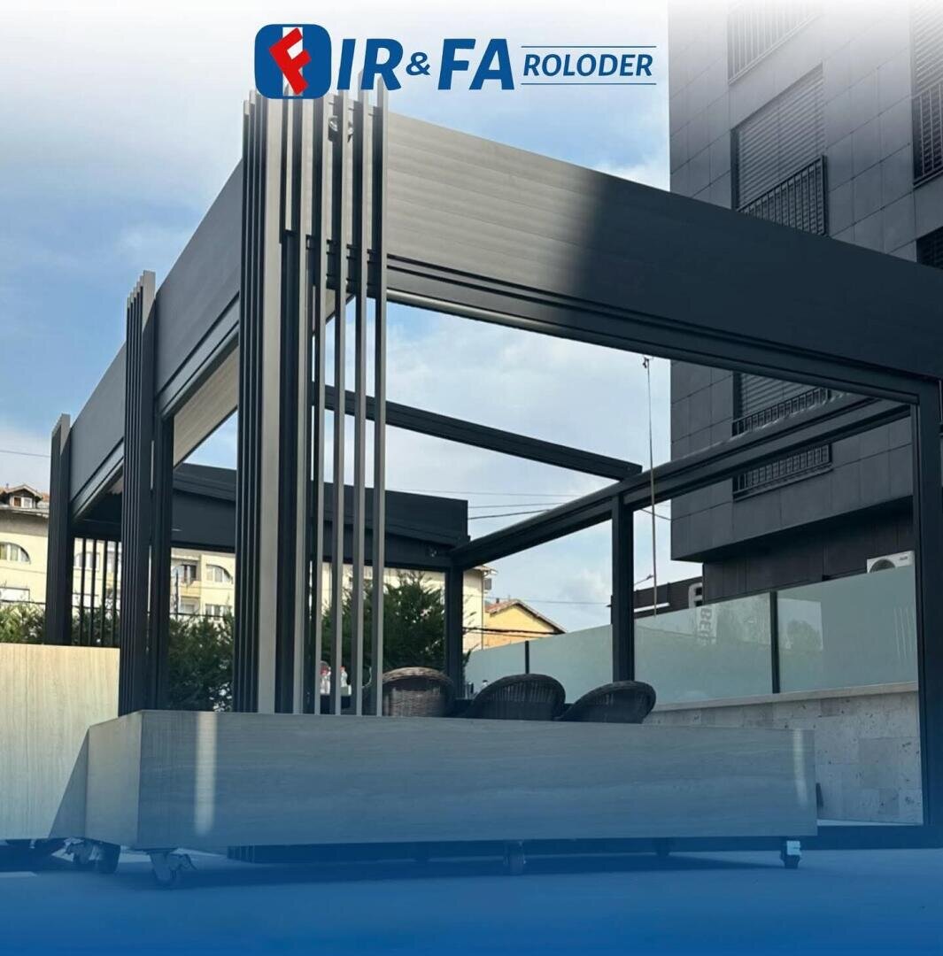 Eine moderne Pergola-Struktur im Freien mit schlanken, dunklen Rahmen und einem offenen Dach, die neben einem Gebäude steht. Im Inneren befinden sich einige Stühle. Das Logo von IR & FA ROLODER befindet sich am oberen Rand des Bildes.