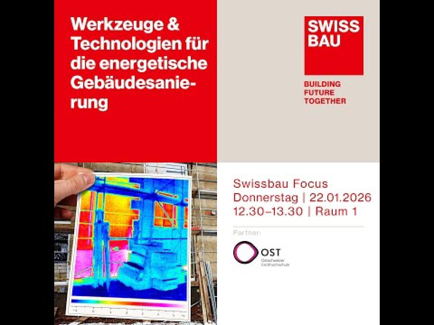 Eine Person hält ein Wärmebild eines Gebäudes gegen seine tatsächliche Fassade. Das Plakat enthält einen deutschen Text über Werkzeuge zur Gebäudesanierung, das Swissbau-Eventlogo und die Veranstaltungsdaten für den 22. Januar 2026.