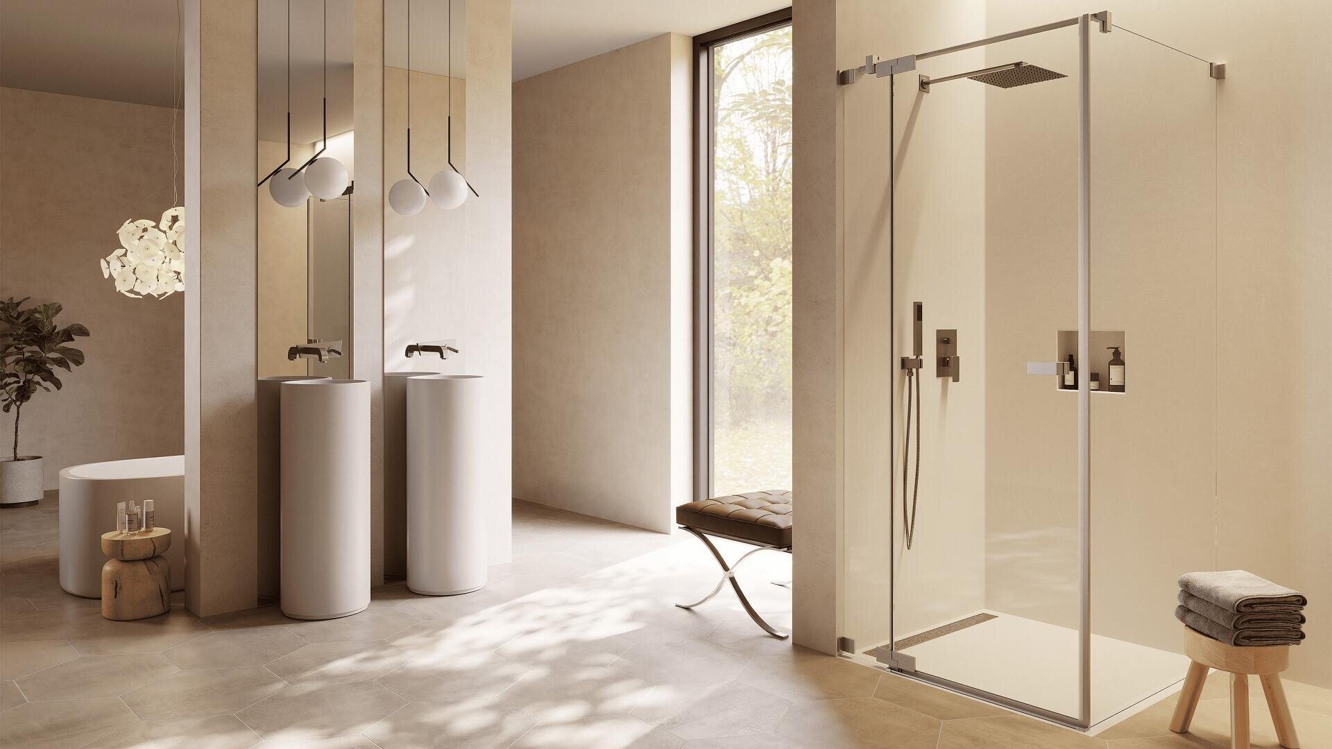 Modernes Badezimmer mit Glasduschkabine, freistehender Badewanne, zwei hohen Waschbecken mit Spiegeln, einem braunen Hocker mit gefalteten Handtüchern und einem großen Fenster, das Tageslicht hereinlässt.