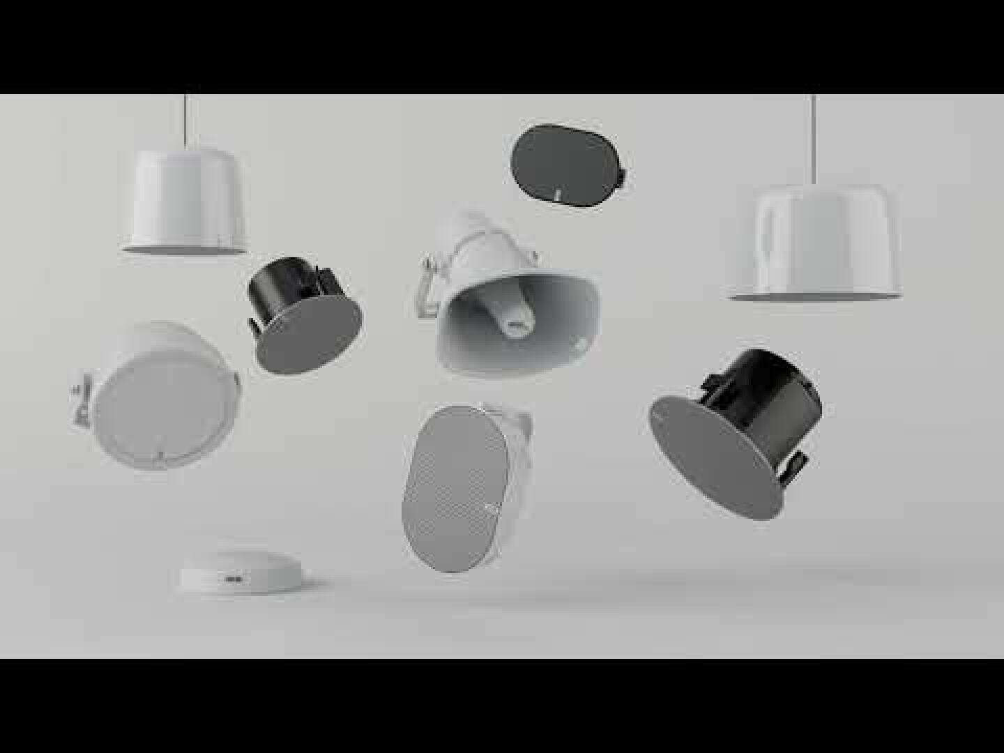 Différentes enceintes modernes noires et blanches, dont des modèles pour plafond et des modèles muraux, semblent flotter sur un fond gris clair. Certaines enceintes ont des grilles, d'autres montrent un intérieur libre.