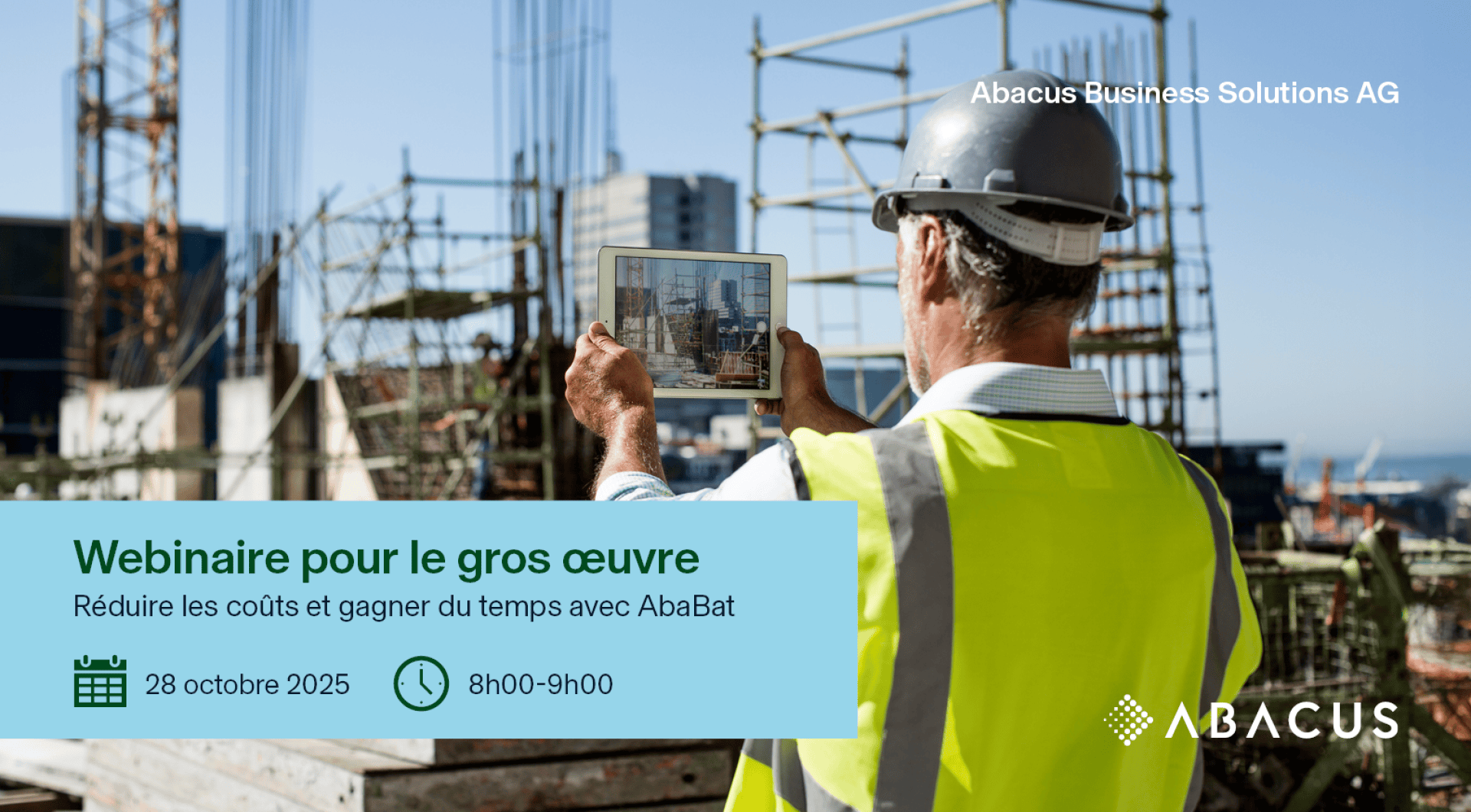 Un ouvrier du bâtiment portant un gilet de sécurité et un casque utilise une tablette sur un chantier. En surimpression, une bannière bleue fait la promotion d'un webinaire sur la réduction des coûts, avec la date, l'heure et le logo Abacus.