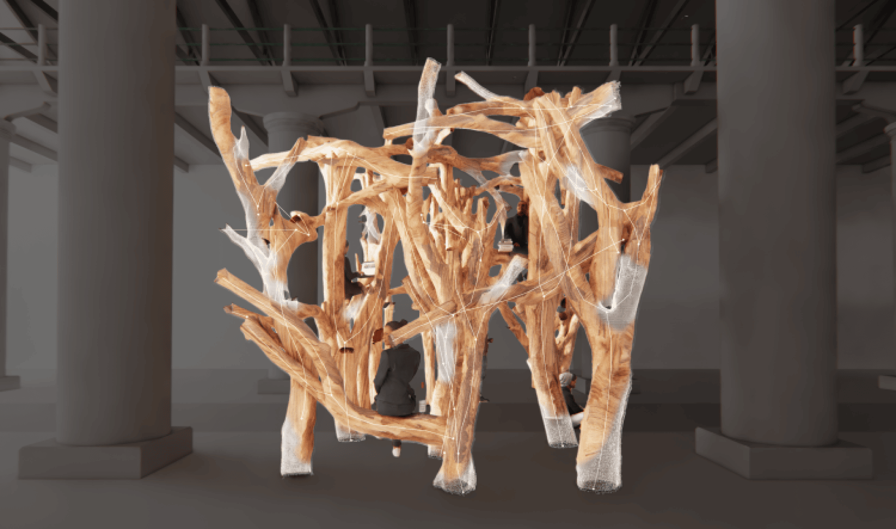 Eine Holzskulptur aus ineinander verschlungenen, astartigen Strukturen steht zwischen großen Betonsäulen in einer großzügigen, modernen Innenarchitektur. Angeschnitten sind einige Personen zu sehen, die mit dem Kunstwerk interagieren.