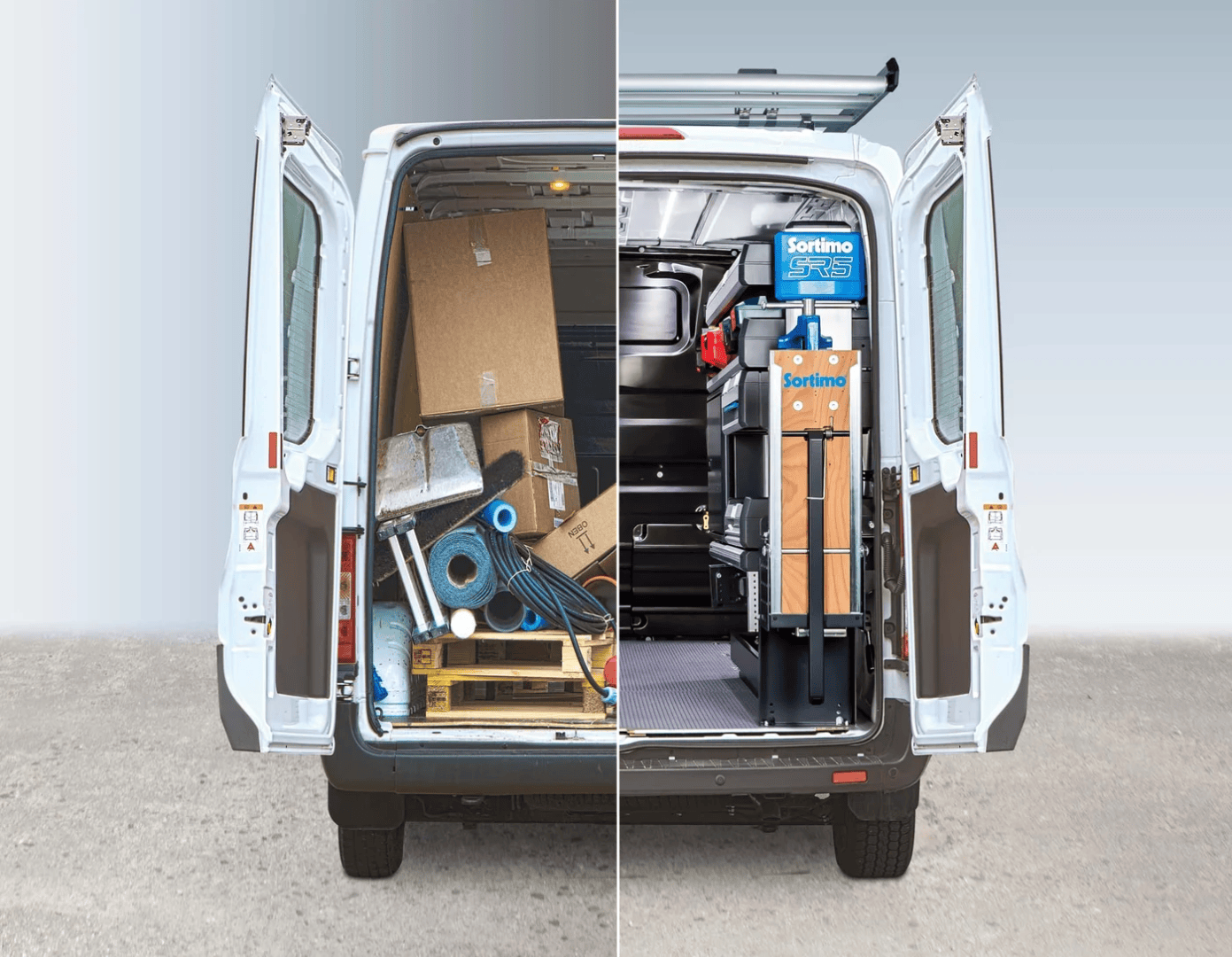 Une camionnette divisée en deux : le côté gauche est encombré de caisses et de provisions en désordre, tandis que le côté droit est bien rangé avec des étagères et des espaces de rangement. Les deux portes arrière sont ouvertes, ce qui crée un contraste évident.