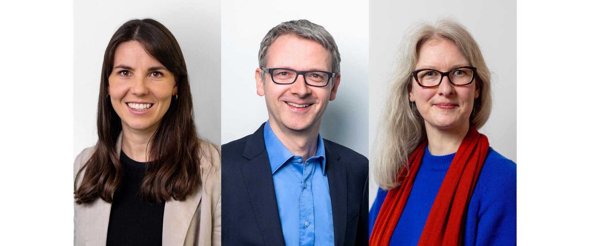 Drei Personen posieren für Headshot-Fotos vor hellem Hintergrund: eine Frau mit langen braunen Haaren in einem hellbraunen Blazer, ein Mann mit kurzen grauen Haaren und Brille in einem Anzug und eine Frau mit grauen Haaren, Brille und einem roten Schal über einem blauen Oberteil.