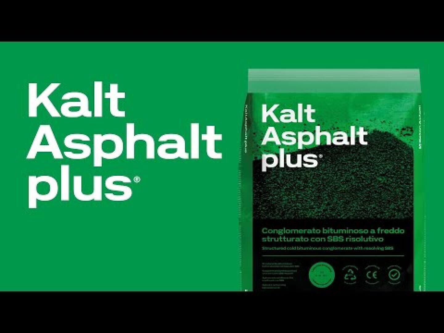 Un emballage vert et noir de produit étiqueté Kalt Asphalt plus avec un texte en italien, présentant une image d'asphalte en gros plan. Le nom de la marque apparaît en grandes lettres blanches sur la gauche et sur l'emballage.