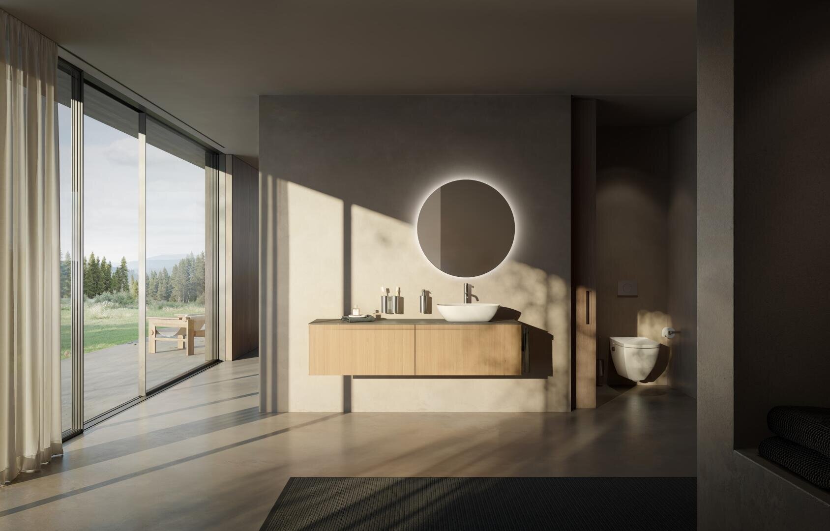 Ein modernes Badezimmer mit einem runden, beleuchteten Spiegel, einem schwebenden hölzernen Waschtisch und einem Gefäßwaschbecken. Vom Boden bis zur Decke reichende Fenster geben den Blick auf eine malerische Landschaft mit Bäumen und Bergen frei. Der Raum ist von natürlichem Licht durchflutet.