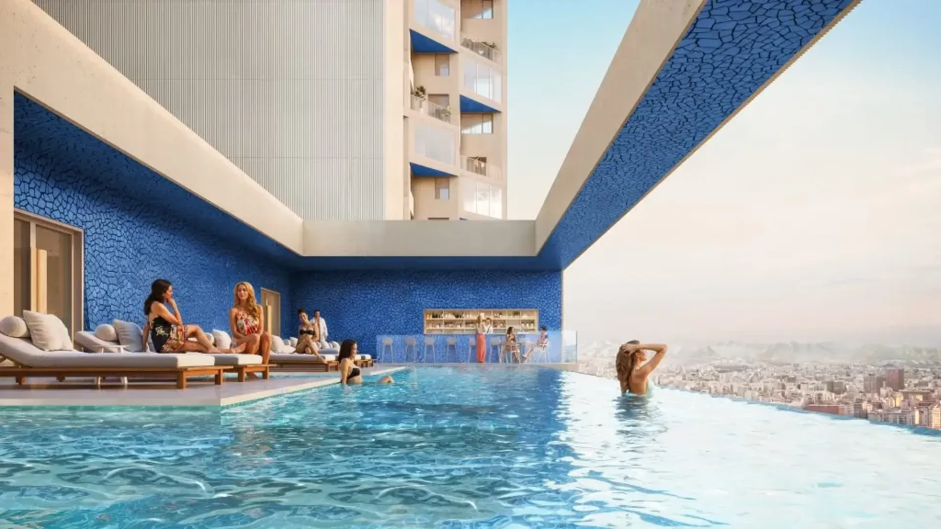 Die Menschen entspannen sich an einem modernen Infinity-Pool auf dem Dach mit blauen Mosaikfliesen und blicken auf eine Stadtlandschaft bei Sonnenuntergang. Liegestühle säumen den Pool, und im Hintergrund ist eine Bar zu sehen.