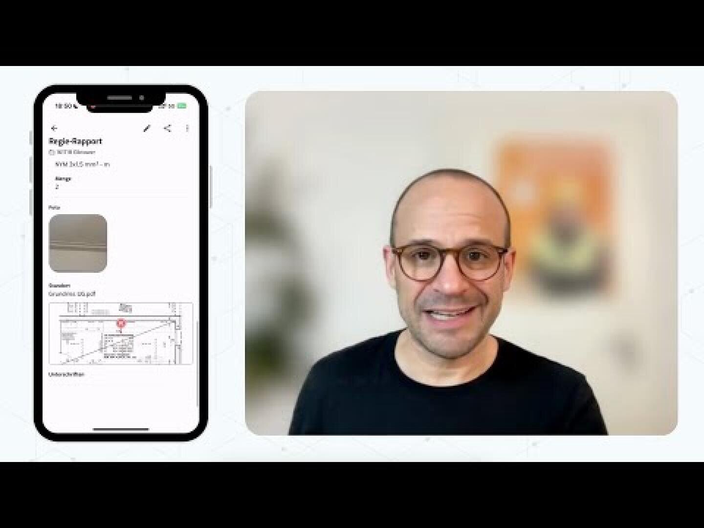 Ein Mann mit Brille lächelt während eines Videogesprächs in die Kamera. Neben ihm zeigt ein Smartphone-Bildschirm einen Projektbericht mit einem Bild und einer Grundrisszeichnung.