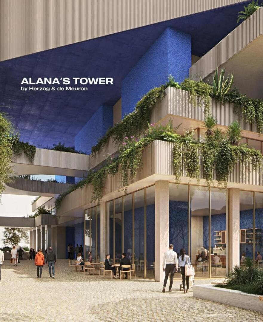 Ein modernes Gebäude mit gestaffelten Terrassen, üppigen Grünpflanzen, blauen Akzentwänden, Sitzgelegenheiten im Freien und Menschen, die auf einem kopfsteingepflasterten Weg spazieren gehen. Der Text lautet ALANAS TOWER von Herzog & de Meuron.