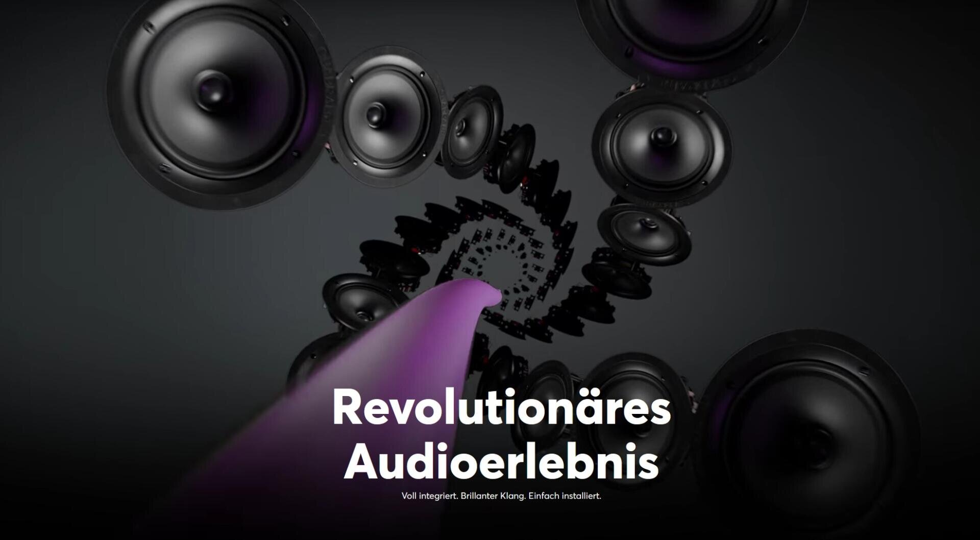 Ein spiralförmiger Tunnel aus schwarzen Lautsprechern auf einem dunklen Hintergrund, durch dessen Mitte ein violetter Lichtstrahl verläuft. Weißer deutscher Text: "Revolutionäres Audioerlebnis".