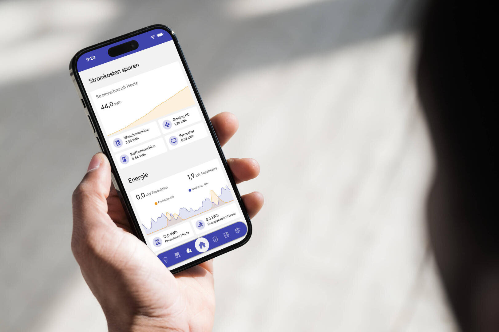 Eine Person hält ein Smartphone in der Hand, auf dem eine App mit Grafiken und Statistiken zum Stromsparen und -verbrauch in deutscher Sprache angezeigt wird, einschließlich Diagrammen und verschiedenen Energiespartipps.