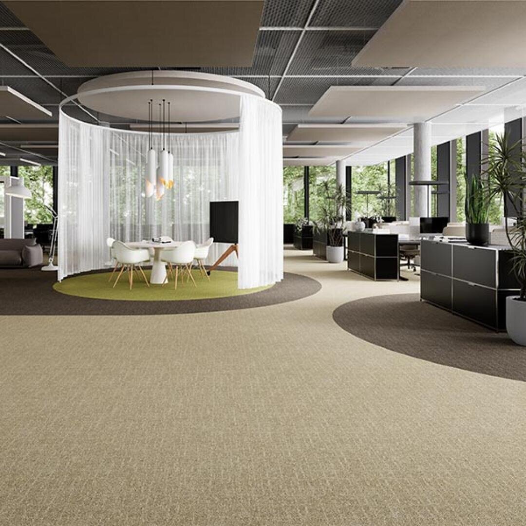 Bureau paysager moderne avec de grandes fenêtres, des cercles de moquette verte, des bureaux noirs, des plantes en pot et un espace de réunion circulaire équipé de rideaux blancs, de chaises blanches et de lampes suspendues.