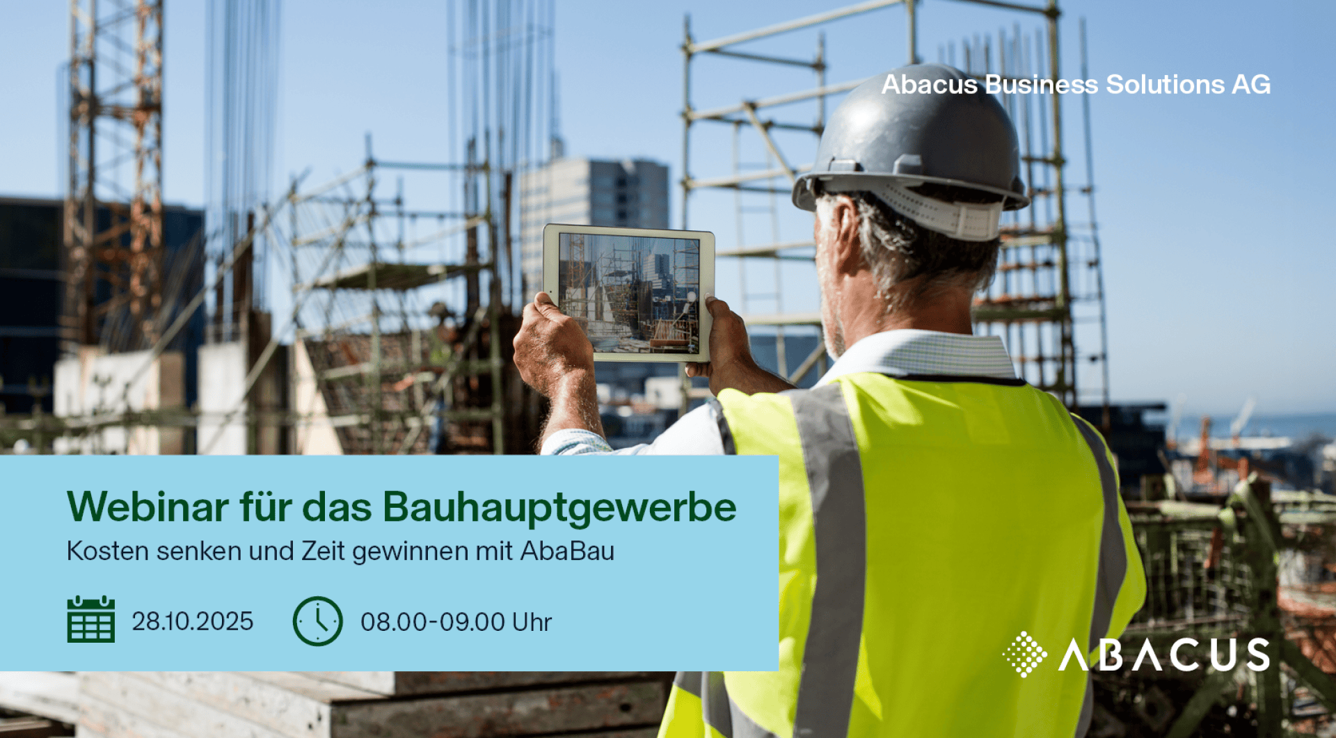 Ein Bauarbeiter mit Sicherheitsweste und Helm benutzt ein Tablet auf einer Baustelle. Das Bild wirbt für ein Webinar für das Baugewerbe von Abacus, mit Veranstaltungsdetails am unteren Rand.