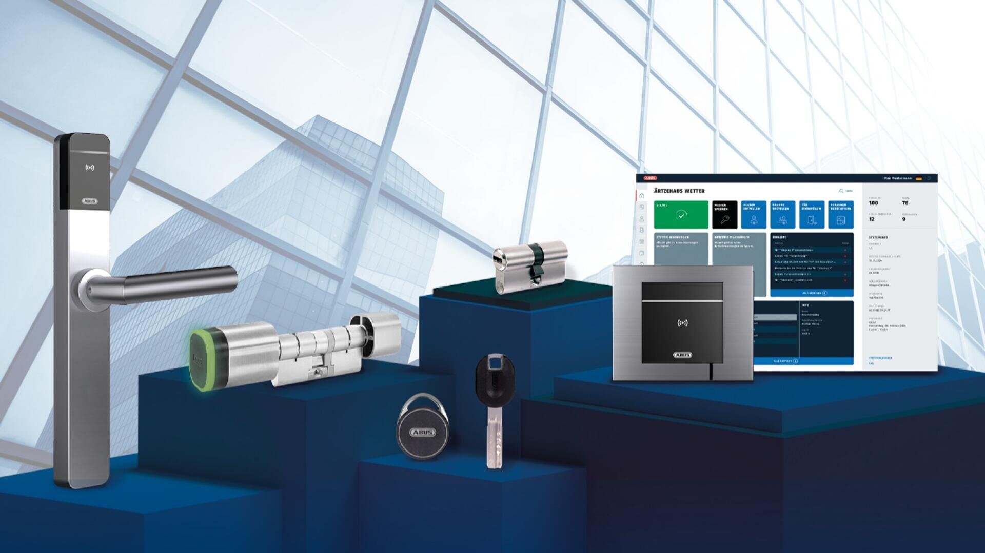 Eine Ausstellung von modernen elektronischen Türschlössern, Zylindern und Zugangskontrollgeräten auf blauen Plattformen mit einem großen digitalen Armaturenbrettbildschirm vor einem Hintergrund aus Glasfenstern eines Bürogebäudes.