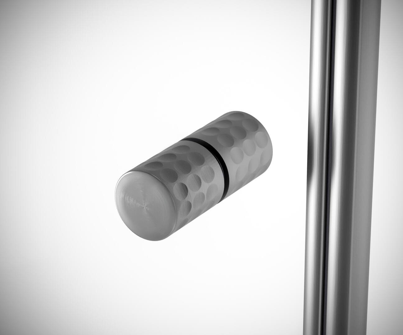 Nahaufnahme eines zylindrischen Metallgriffs mit einer gepunkteten Textur und einem schwarzen Ring in der Mitte, der an einer glänzenden vertikalen Metallstange vor einem schlichten weißen Hintergrund befestigt ist.