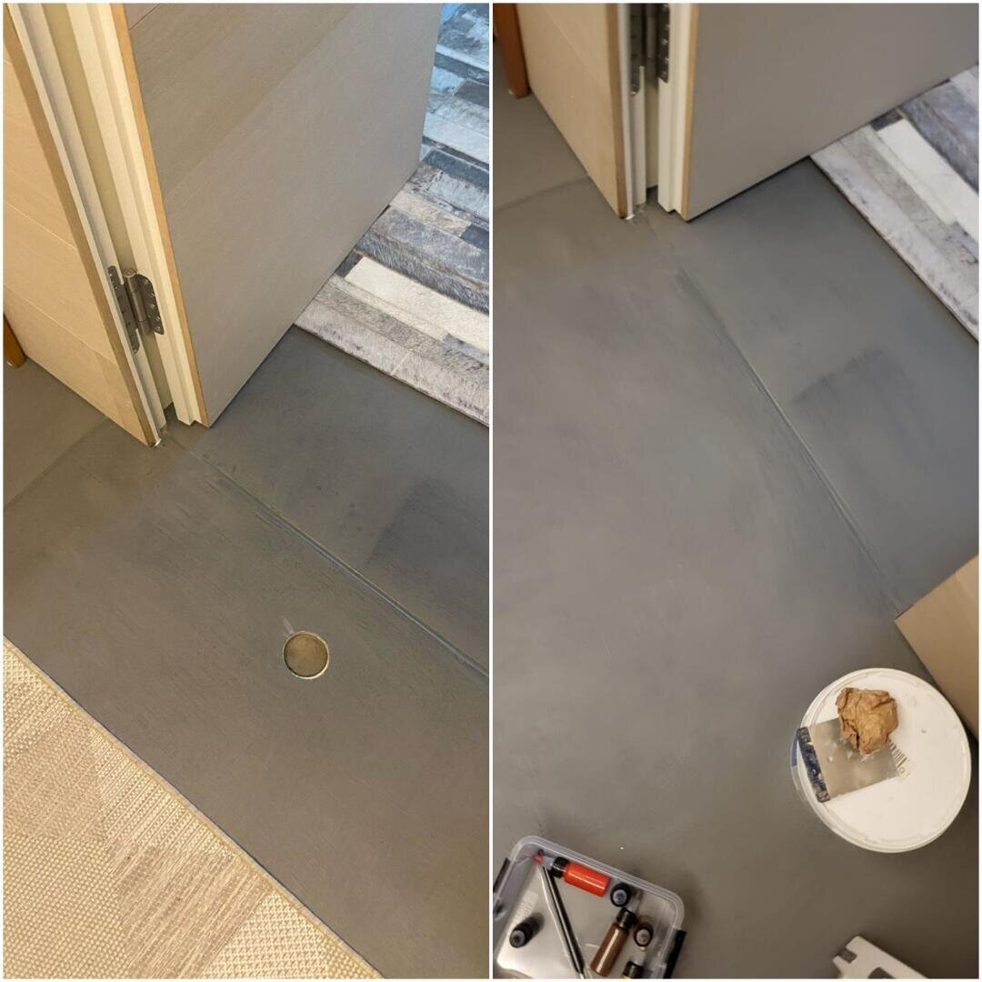 Zwei Fotos zeigen eine laufende Bodenrenovierung. Der Boden ist mit grauem Material beschichtet; ein kleines Loch und Türscharniere sind sichtbar. Auf einem Bild sind Werkzeuge, ein Farbbehälter und ein Tablett mit Material in der Nähe einer gestrichenen Bodennaht zu sehen.