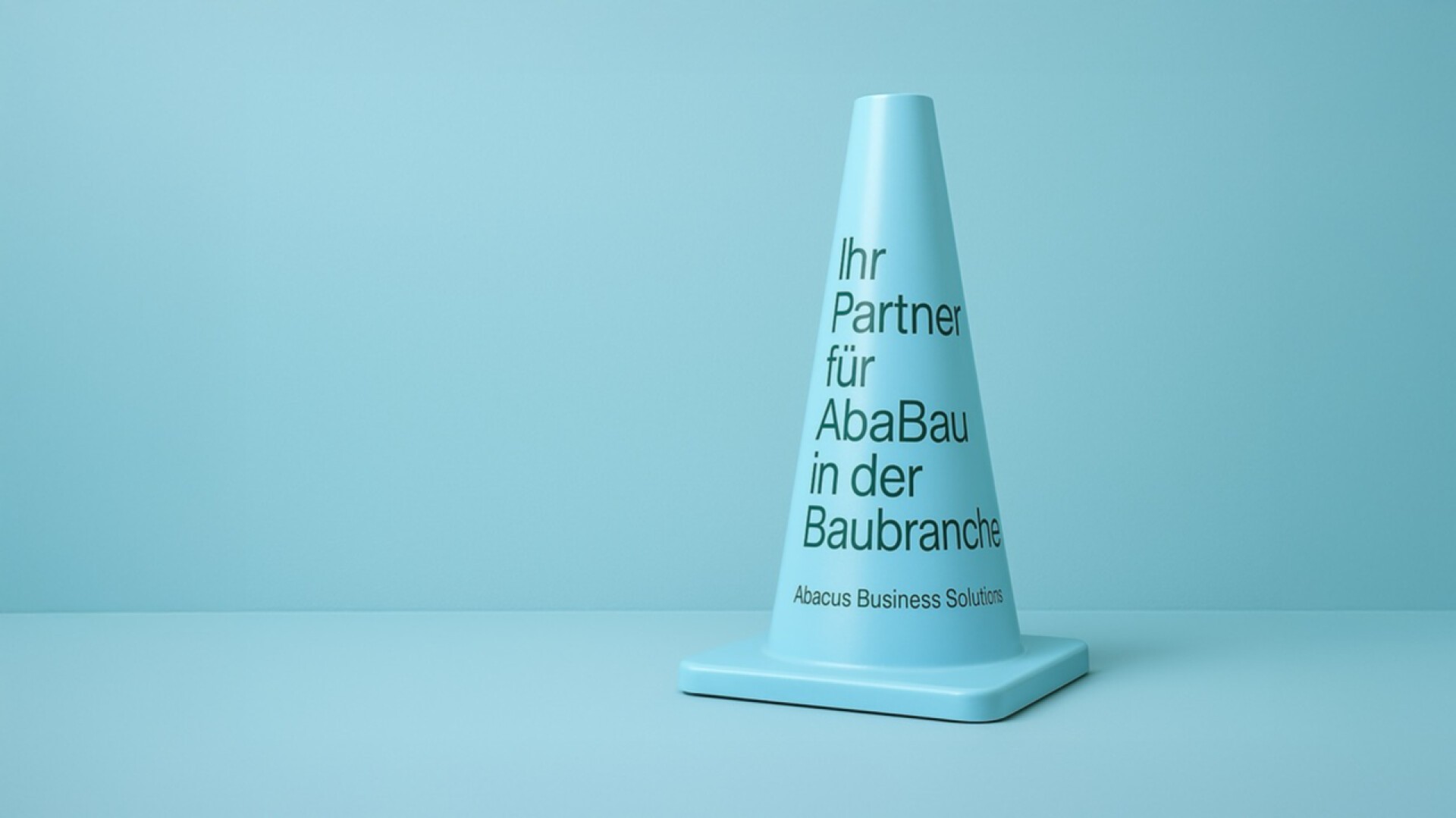 Ein hellblauer Verkehrskegel mit deutschem Text auf einer passenden blauen Fläche und einem passenden blauen Hintergrund. Der Text lautet: Ihr Partner für AbaBau in der Baubranche. Abacus Business Solutions.