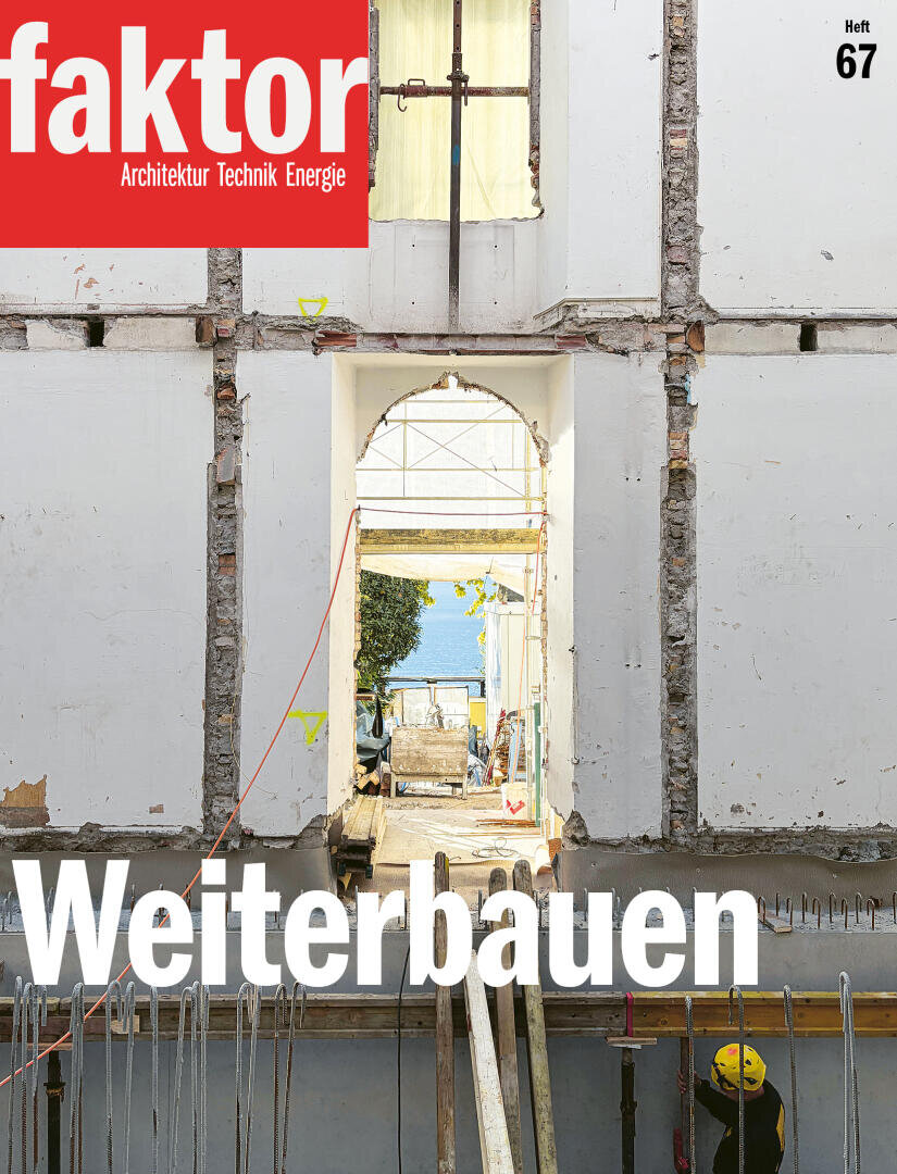 Eine teilweise abgerissene Gebäudewand rahmt den Blick auf eine Baustelle mit Arbeitern, Geräten und einem Gewässer im Hintergrund ein. Der Titel des Magazins faktor und das Wort Weiterbauen sind deutlich zu erkennen.