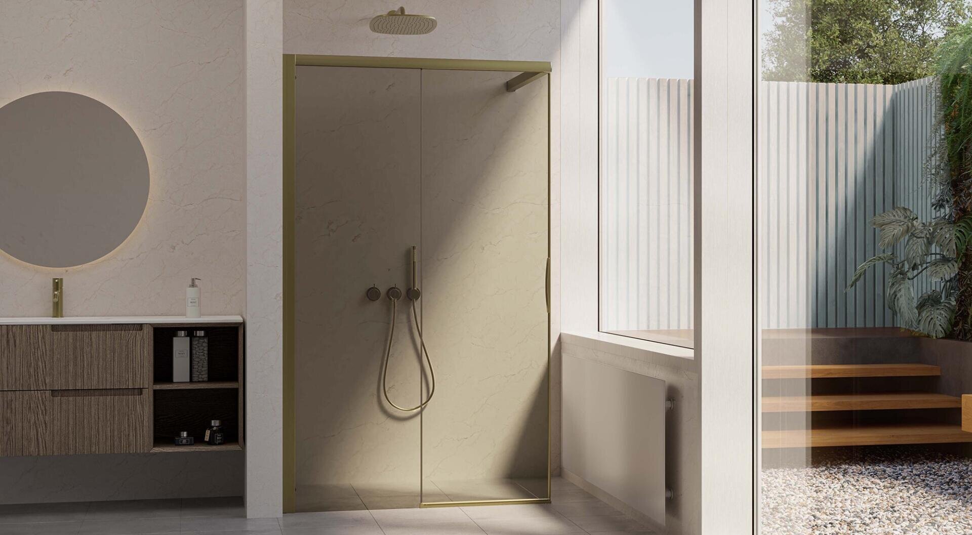 Modernes Badezimmer mit Glasduschkabine, rundem Spiegel über einem hölzernen Waschtisch, großem Fenster, das viel Tageslicht hereinlässt, und einer Treppe, die nach draußen zu einem Kiesplatz führt.